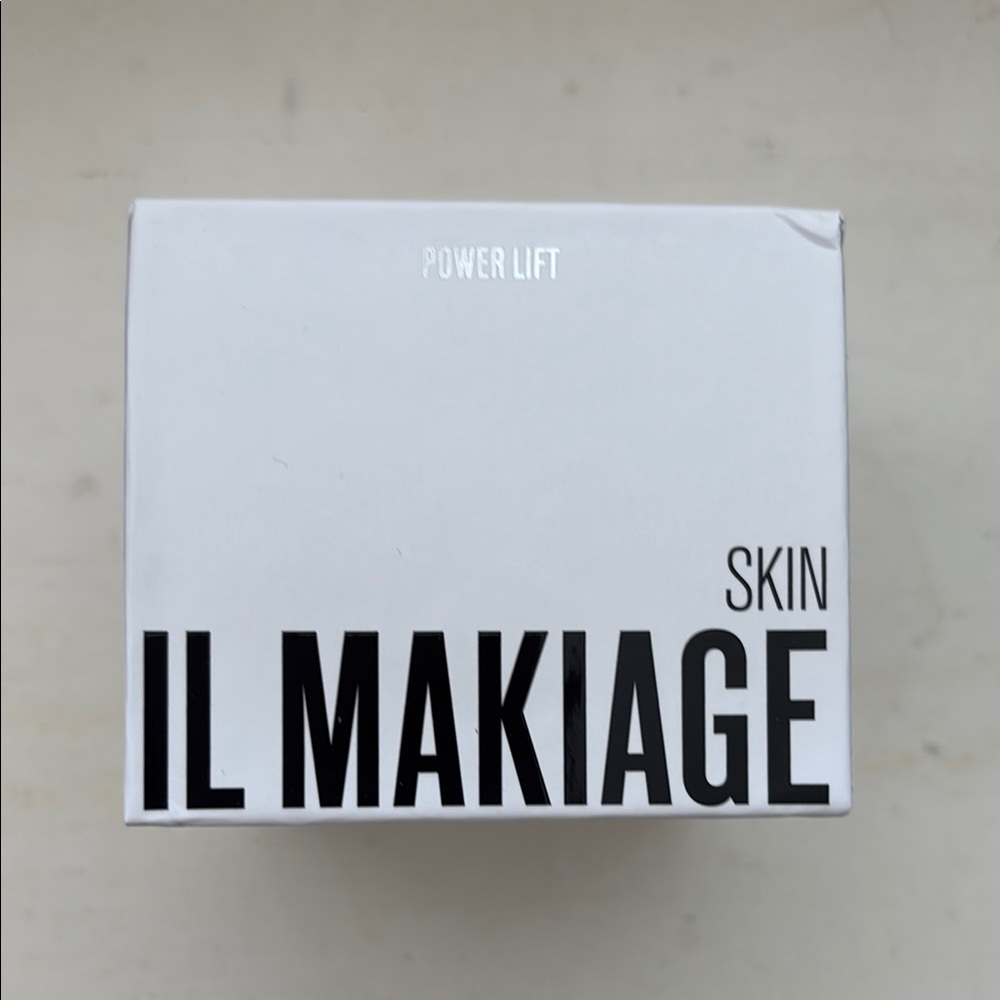 IL MAKIAGE Power Lift Plumping Cream
Anti-aging collagen boost priming.
